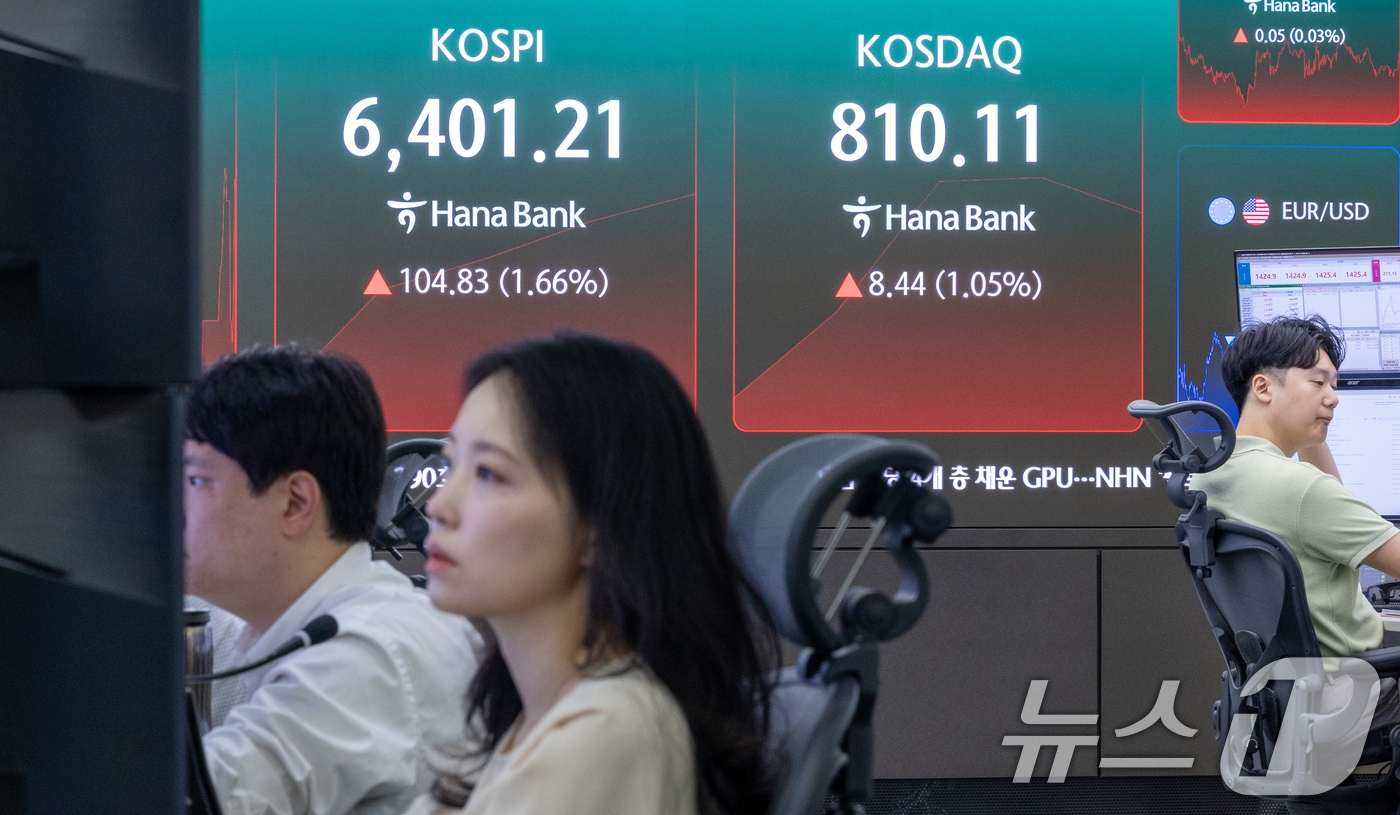 7일 오전 서울 중구 하나은행 본점 딜링룸 전광판에 코스피, 코스닥 지수, 달러·원 환율 개장 후 시황이 나오고 있다. 2026.8.7 ⓒ 뉴스1 안은나 기자