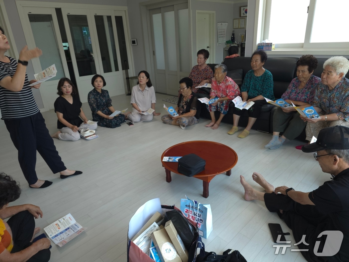 계룡시 보건소 방문건강관리 전문인력이 경로당 이용 어르신들을 대상으로 폭염 대비 건강수칙과 온열질환 예방요령을 안내하며 안전교육을 실시하고 있다.(계룡시 제공. 재판매 및 DB 금지) / 뉴스1