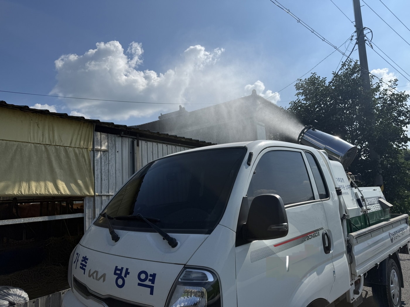 서천군 방역 차량이 관내 축사 지붕을 물을 살포하고 있다.(군 제공. 재판매 및 DB금지)/뉴스1