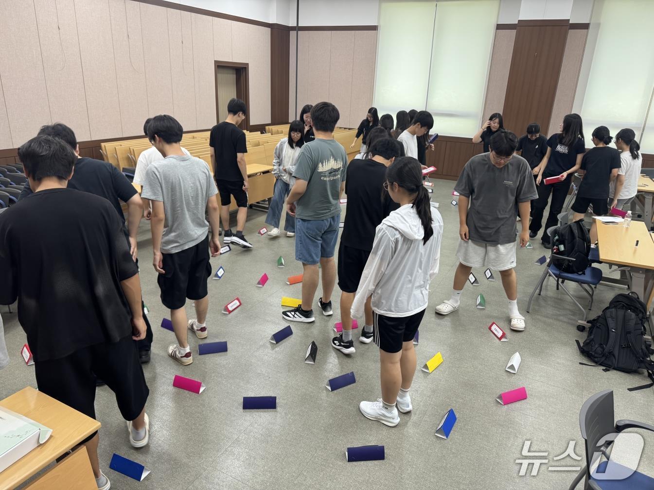 지역 고등학생들이 ‘뮤지컬 테라피’ 프로그램 ‘감정카드로 아이템에 담긴 마음 꺼내기 활동’에 참여하고 있다.(국립한밭대학교 제공. 재판매 및 DB금지) /뉴스1