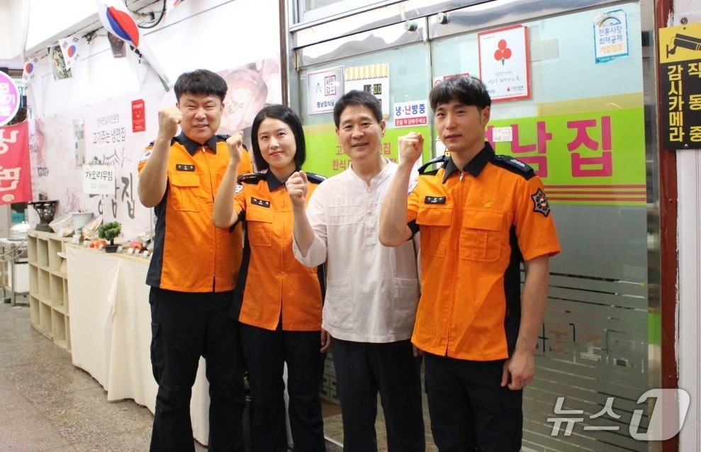 대구의 소방대원들이 분초를 다투는 심정지 환자 발생 현장에서 뛰어난 기지와 신속한 대응으로 소중한 생명을 살렸다. 사진은 심정지 환자를 구조한 대구 달서소방서 펌뷸런스 대원들. (대구소방안전본부 제공. 재판매 및 DB 금지)/뉴스1