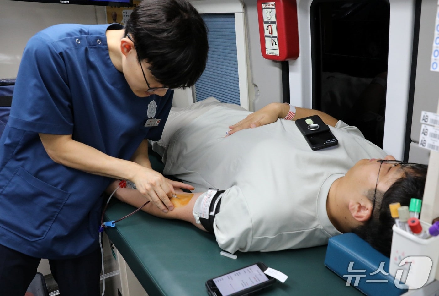한강청 직원이 7일 대한적십자사 헌혈 버스에서 사랑의 헌혈운동에 참여하고 있는 모습.(한강청 제공)