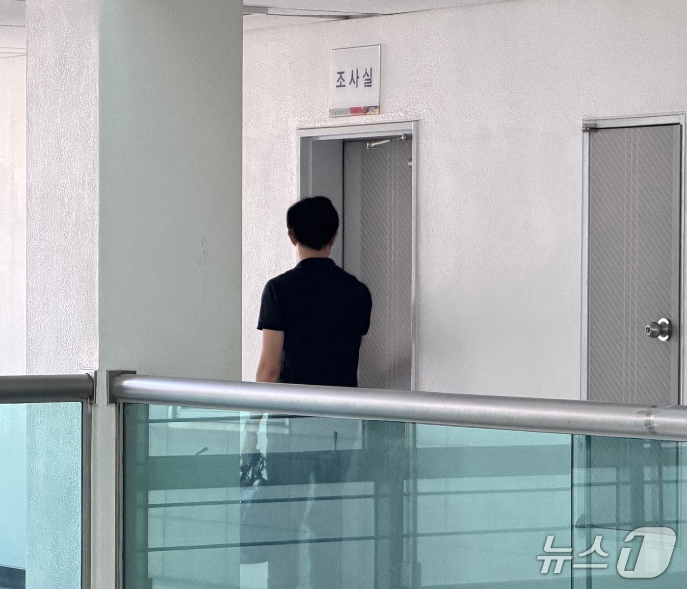 조사실로 들어가는 충북선거관리위원회 직원.2026.08.07/뉴스1