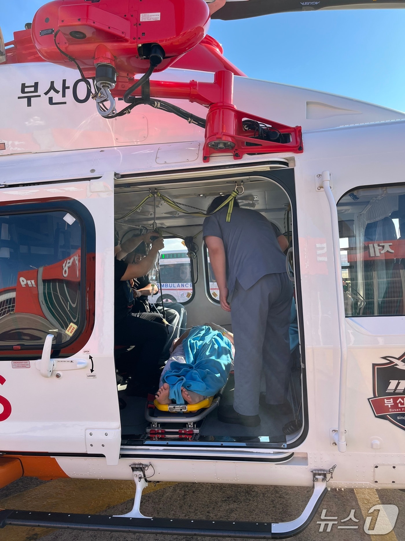 지난 3일 오후 제주에서 양막이 파열된 임신 24주의 고위험 산모 B 씨가 부산 소방헬기로 인제대 부산백병원에 긴급 이송됐다. (부산소방재난본부 제공. 재판매 및 DB금지)