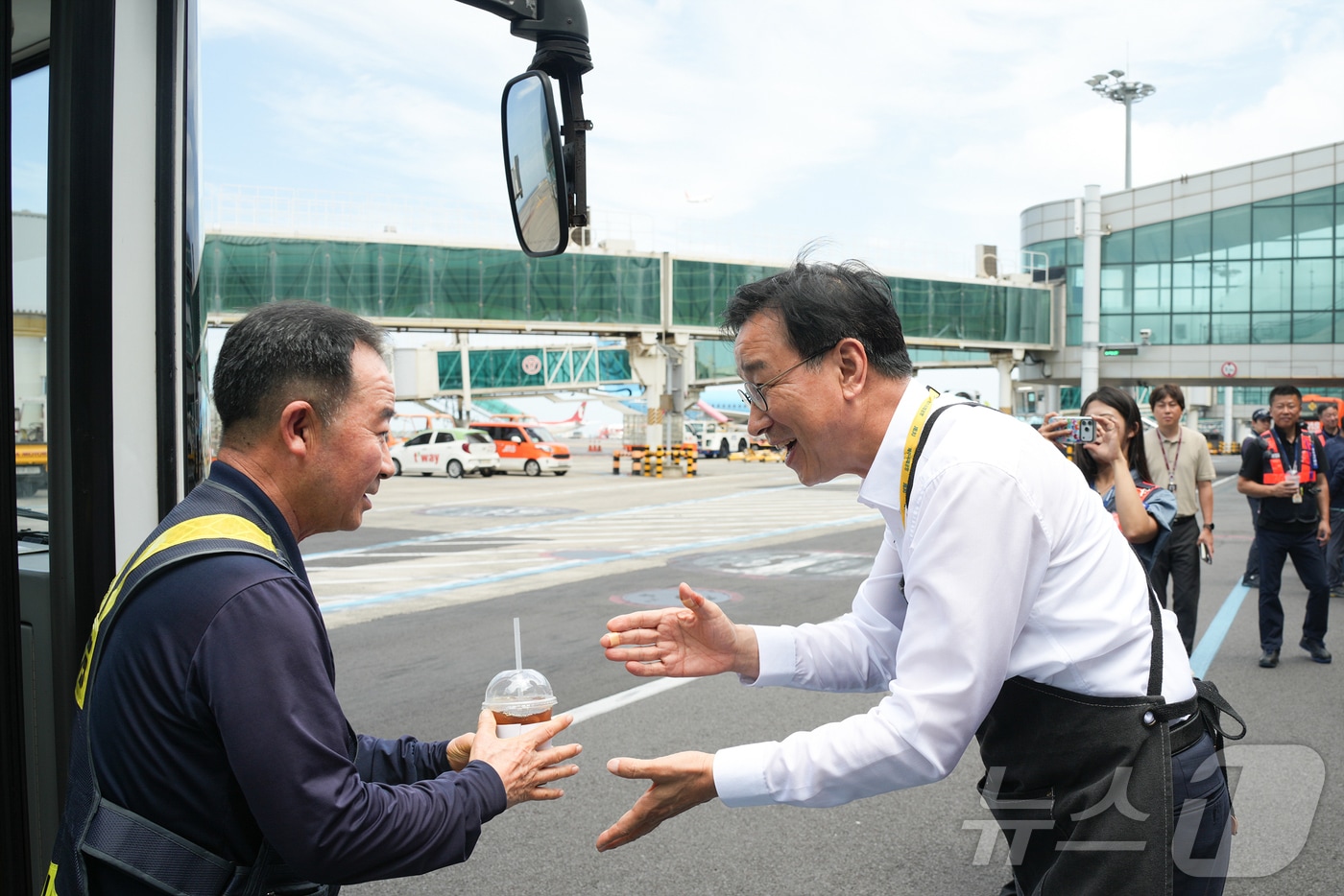 위성곤 제주도지사가 8일 제주공항 계류장을 찾아 시원한 커피와 음료를 제공하는 '돌코롬다방'에서 지상조업 노동자에게 음료를 전달하고 있다.(제주도청 제공. 재판매 및 DB 금지).2026.8.7