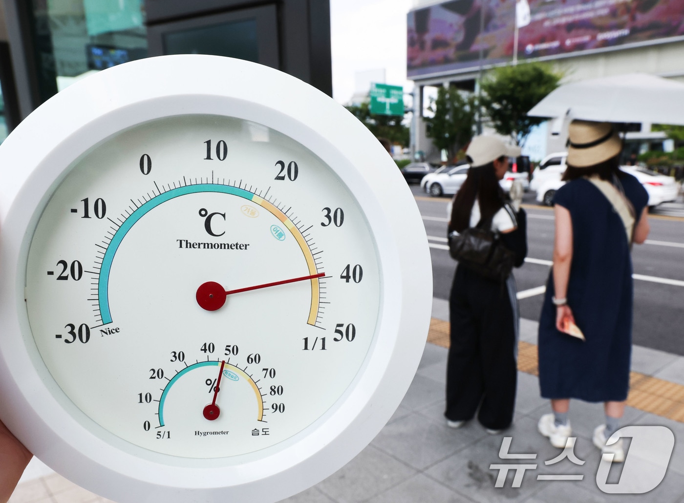 기록적인 폭염이 이어지는 7일 서울 종로구 광화문광장에서 지열의 영향을 받은 온도계가 40도에 가까운 수치를 가리키고 있다. 2026.8.7 ⓒ 뉴스1 이종수 기자