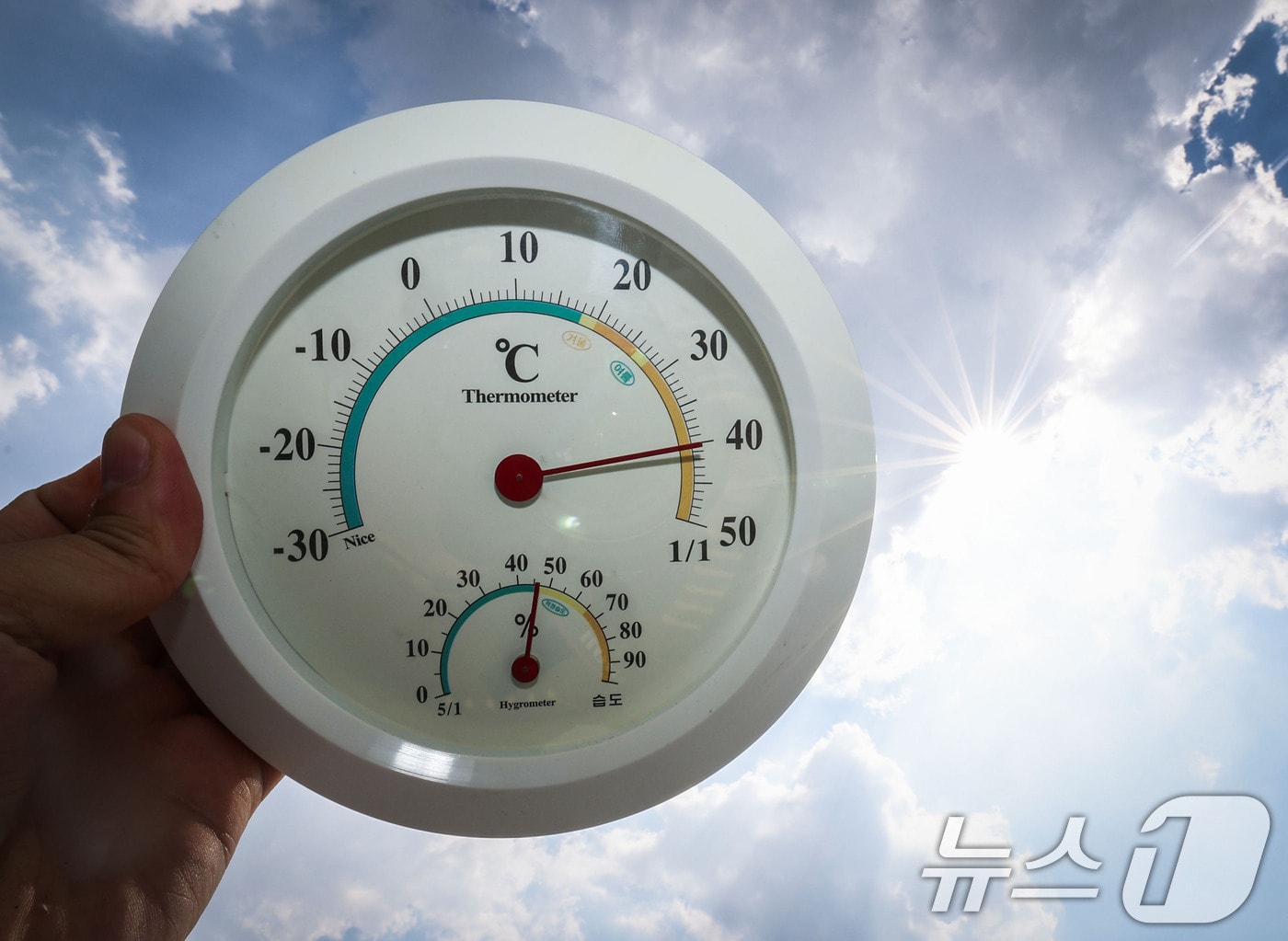 기록적인 폭염이 이어지는 7일 서울 종로구 광화문광장에서 지열의 영향을 받은 온도계가 40도를 넘어선 수치를 가리키고 있다. 2026.8.7 ⓒ 뉴스1 이종수 기자