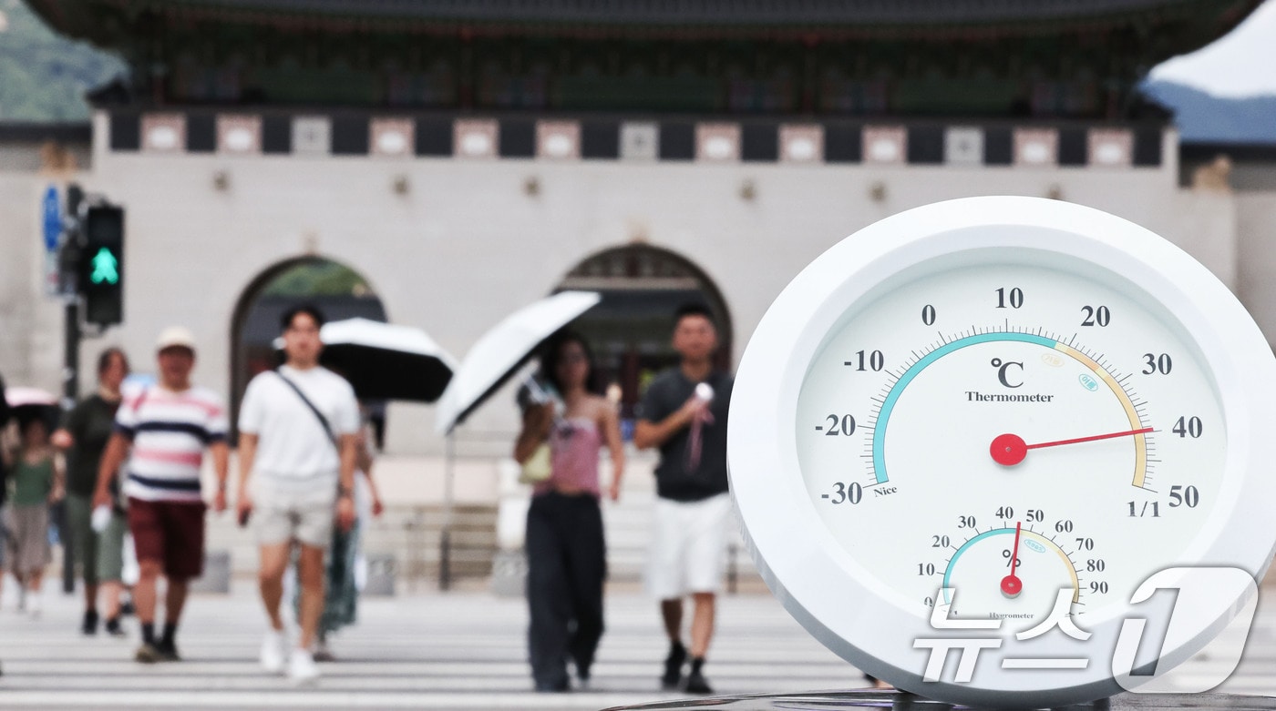 기록적인 폭염이 이어지는 7일 서울 종로구 광화문광장에서 지열의 영향을 받은 온도계가 40도에 가까운 수치를 가리키고 있다. 2026.8.7 ⓒ 뉴스1 이종수 기자