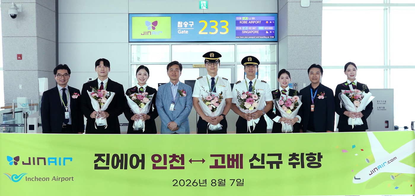 7일 인천국제공항에서 열린 진에어 인천~고베 신규 취항 기념식에서 주요 임직원들이 노선 첫 운항을 맡은 운항·객실 승무원들과 기념 사진을 촬영한 모습(진에어 제공). 2026.8.7.