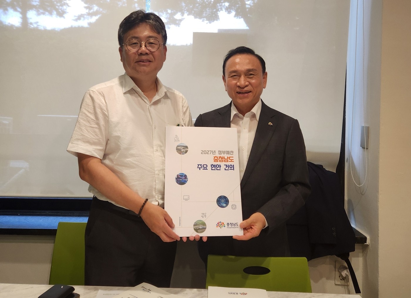 구본영 충남도 정무부지사(오른쪽)와 정향우 기획예산처 사회예산심의관 (도 제공. 재판매 및 DB금지)/뉴스1