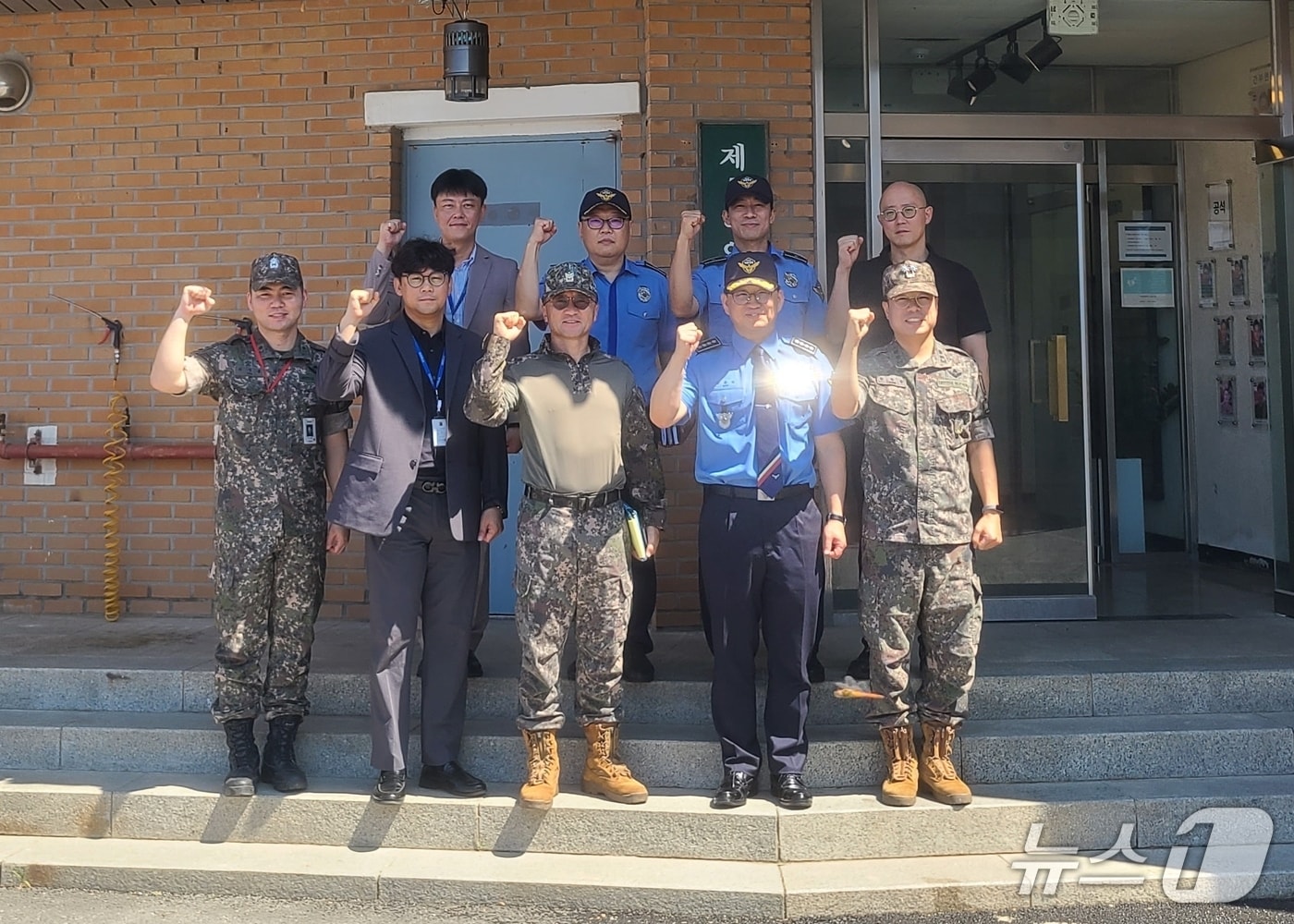 장윤석 보령해양경찰서장이 7일 육군 제32사단을 방문해 통합방위태세 확립을 위한 방안을 논의한 뒤 기념촬영을 하고 있다. (보령해경 제공, 재판매 및 DB금지) / 뉴스1