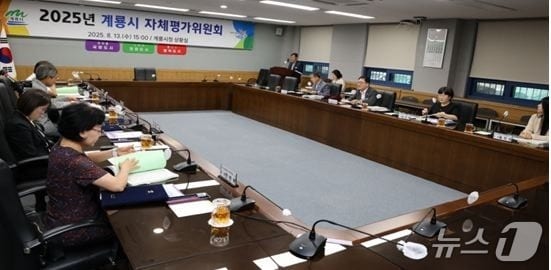 계룡시는 7일 시청 상황실에서 2026년 자체평가위원회를 열고 주요업무 자체평가 운영계획과 정책실명제 중점관리 대상사업 선정안을 심의·의결했다. (계룡시 제공. 재판매 및 DB금지)/뉴스1