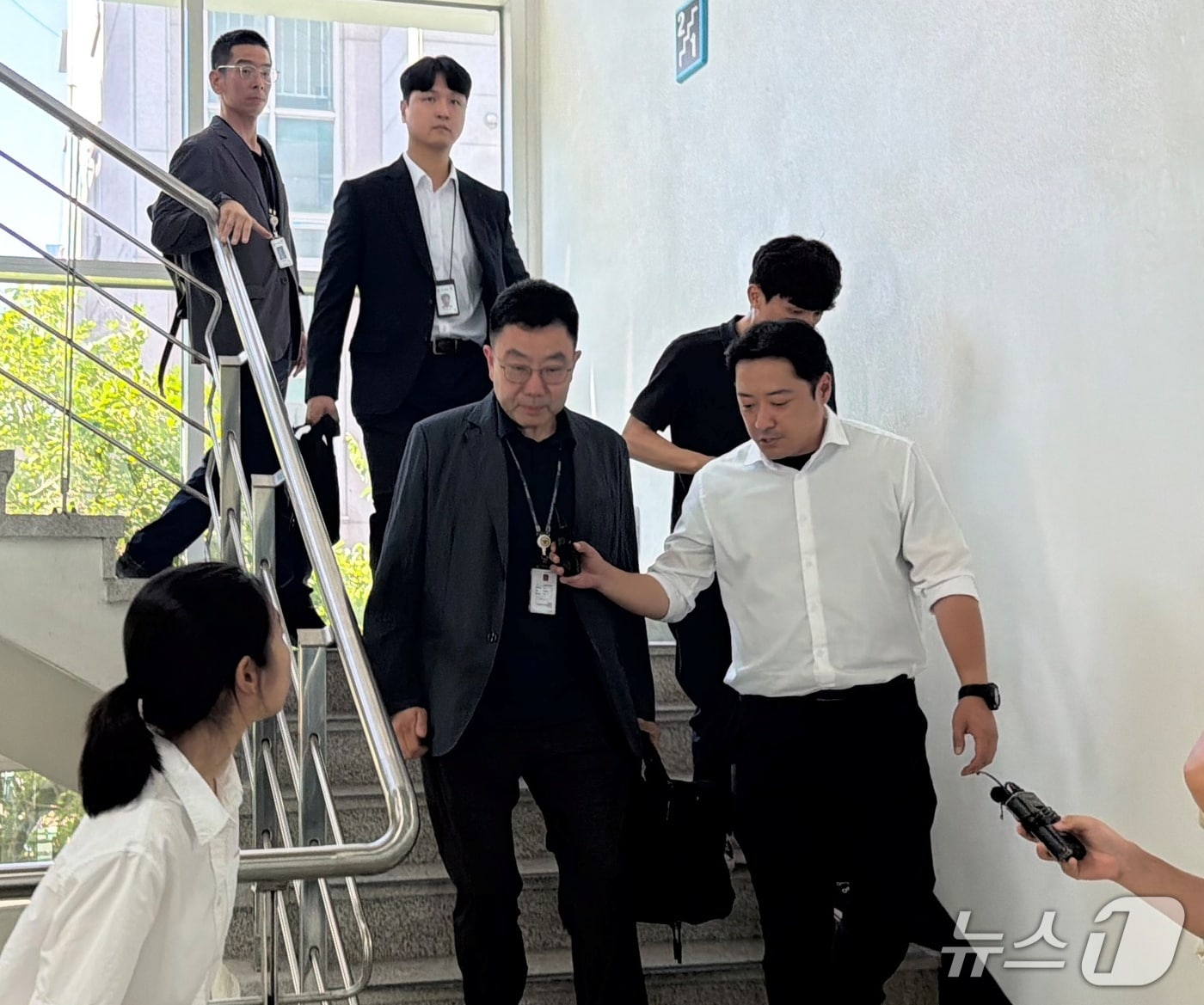 6·3 지방선거 투표율 허위 입력 의혹을 수사 중인 검·경 합동수사본부 관계자들이 7일 오후 충북선거관리위원회에 대한 압수수색을 마친뒤 계단을 내려오고 있다.2026.08.07/뉴스1