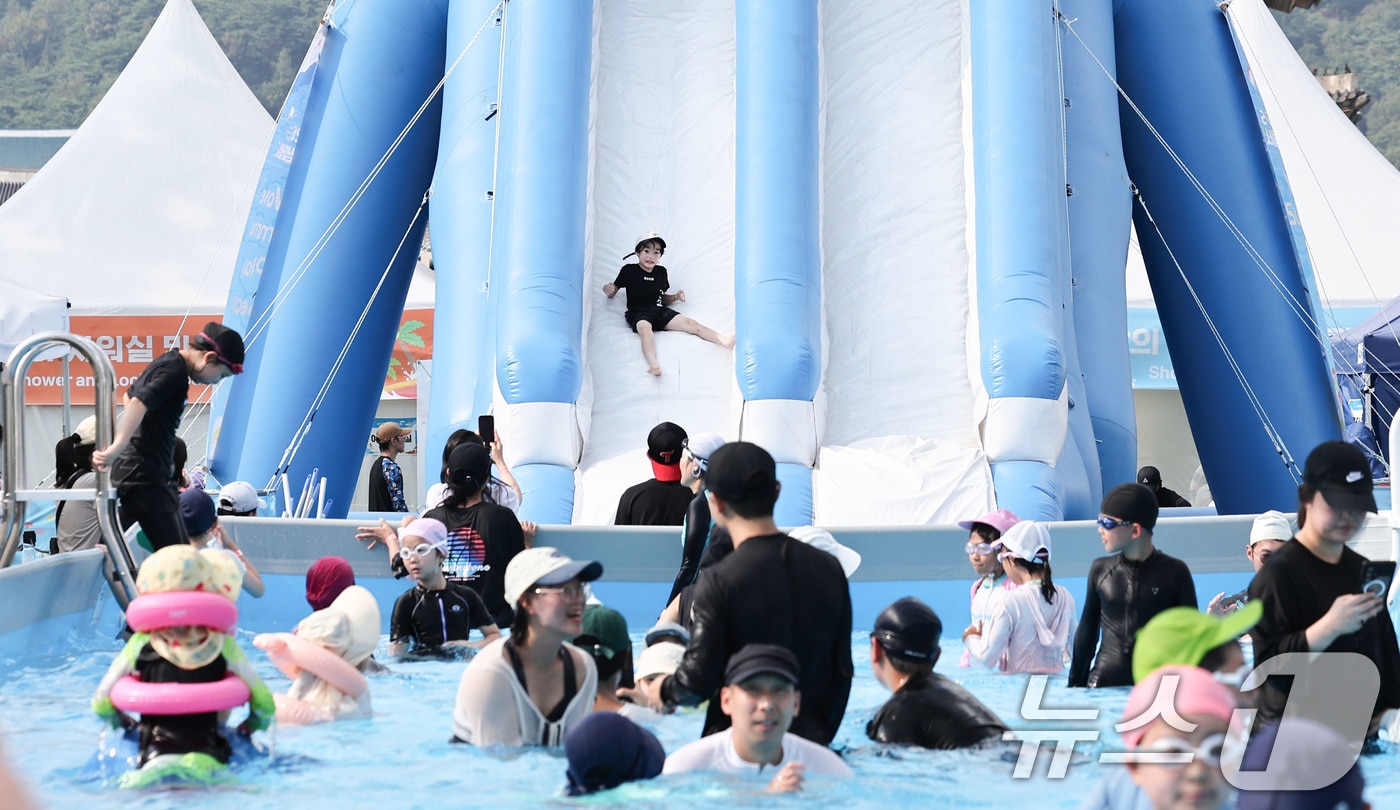 기록적인 폭염이 이어지는 7일 서울 종로구 광화문광장에 마련된 ‘2026 서울썸머비치’를 찾은 아이들이 물놀이를 하며 더위를 식히고 있다. 2026.8.7 ⓒ 뉴스1 이종수 기자