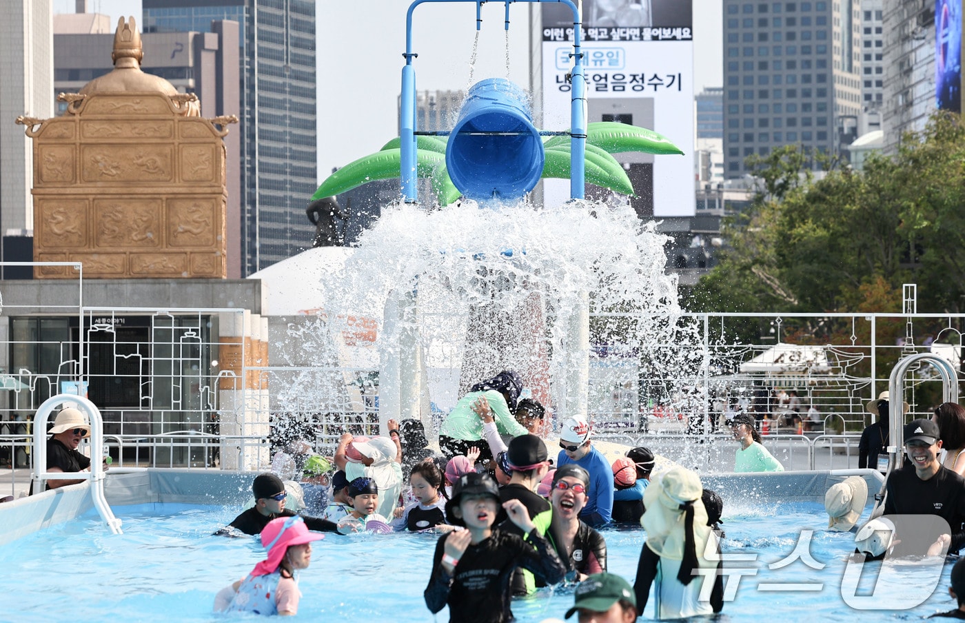 기록적인 폭염이 이어지는 7일 서울 종로구 광화문광장에 마련된 ‘2026 서울썸머비치’를 찾은 아이들이 물놀이를 하며 더위를 식히고 있다. 2026.8.7 ⓒ 뉴스1 이종수 기자