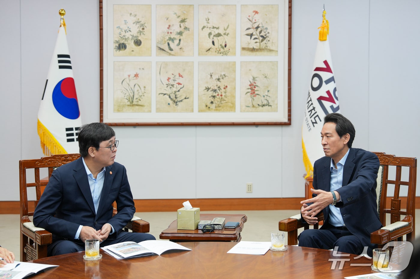우상호 강원도지사와 최휘영 문화체육관광부 장관은 7일 강원도청 통상상담실에서 정책간담회를 열고 도내 문화·체육 분야 주요 현안을 논의했다.(강원도 제공. 재판매 및 DB금지)/뉴스1