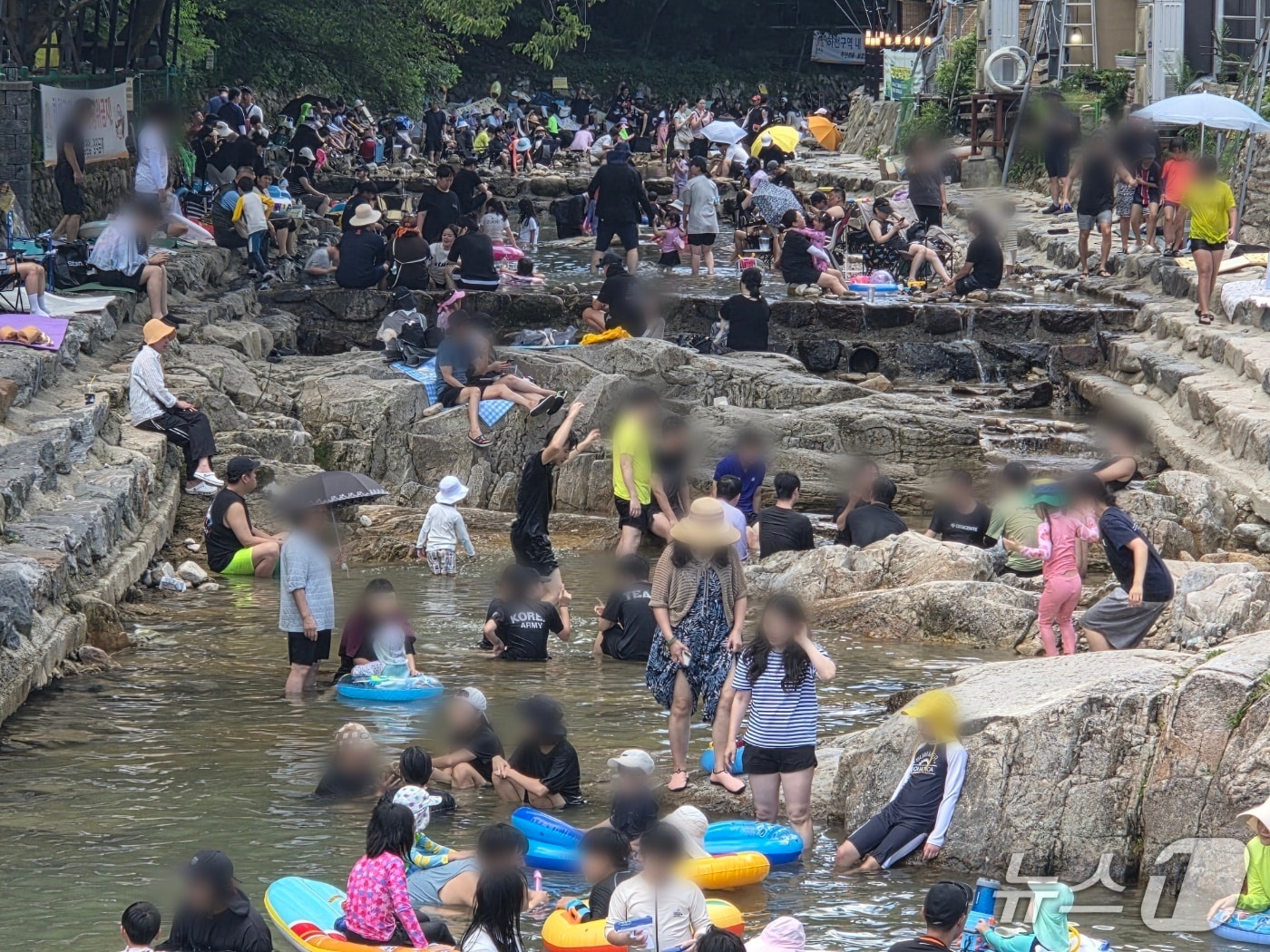 낮 최고기온이 34도를 넘나드는 8일 오전 충남 공주 동학사 계곡에 모인 피서객들이 물놀이를 즐기고 있다. ⓒ 뉴스1 김종서 기자