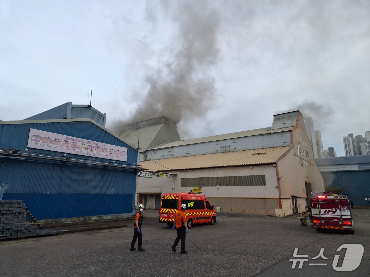 8일 오후 6시 49분쯤 부산 사하구 구평동의 한 철강 제조 공장에서 불이나 대응 1단계가 발령됐다. 사진은 화재 현장 모습.(부산소방재난본부 제공. 재판매 및 DB금지)