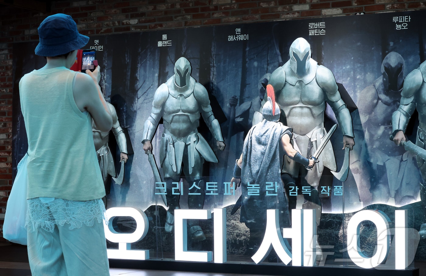 '오디세이' 포스터를 보고 있는 시민ⓒ 뉴스1 김진환 기자