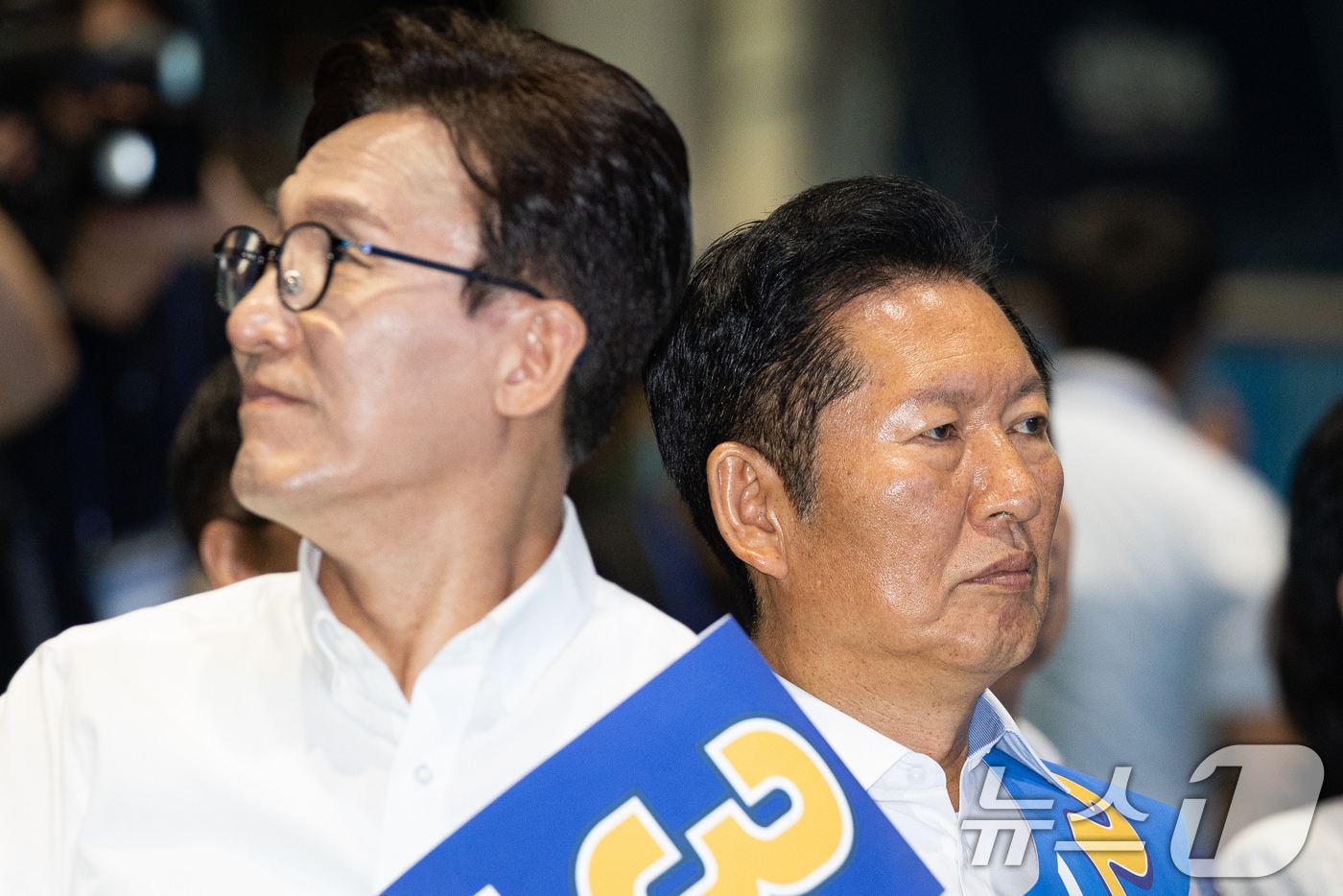 더불어민주당 정청래(오른쪽), 김민석 당대표 후보가 9일 강원 횡성군 횡성국민체육센터에서 열린 더불어민주당 당대표 및 최고위원 선출을 위한 강원 순회경선 합동연설회에서 서로 다른 곳을 쳐다보고 있다. 2026.8.9 ⓒ 뉴스1 유승관 기자