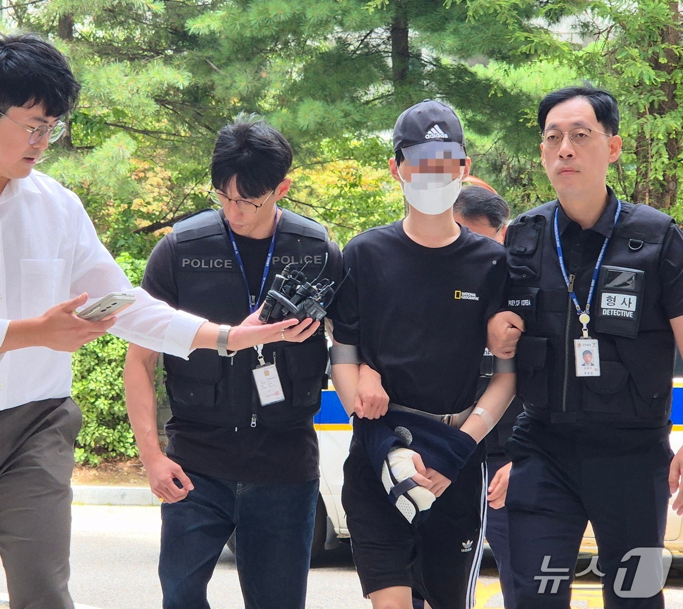 존속살인 혐의로 체포된 A 군(18)이 9일 영장실질심사(구속 전 피의자 심문)를 받기 위해 인천지법에 출석했다./뉴스1