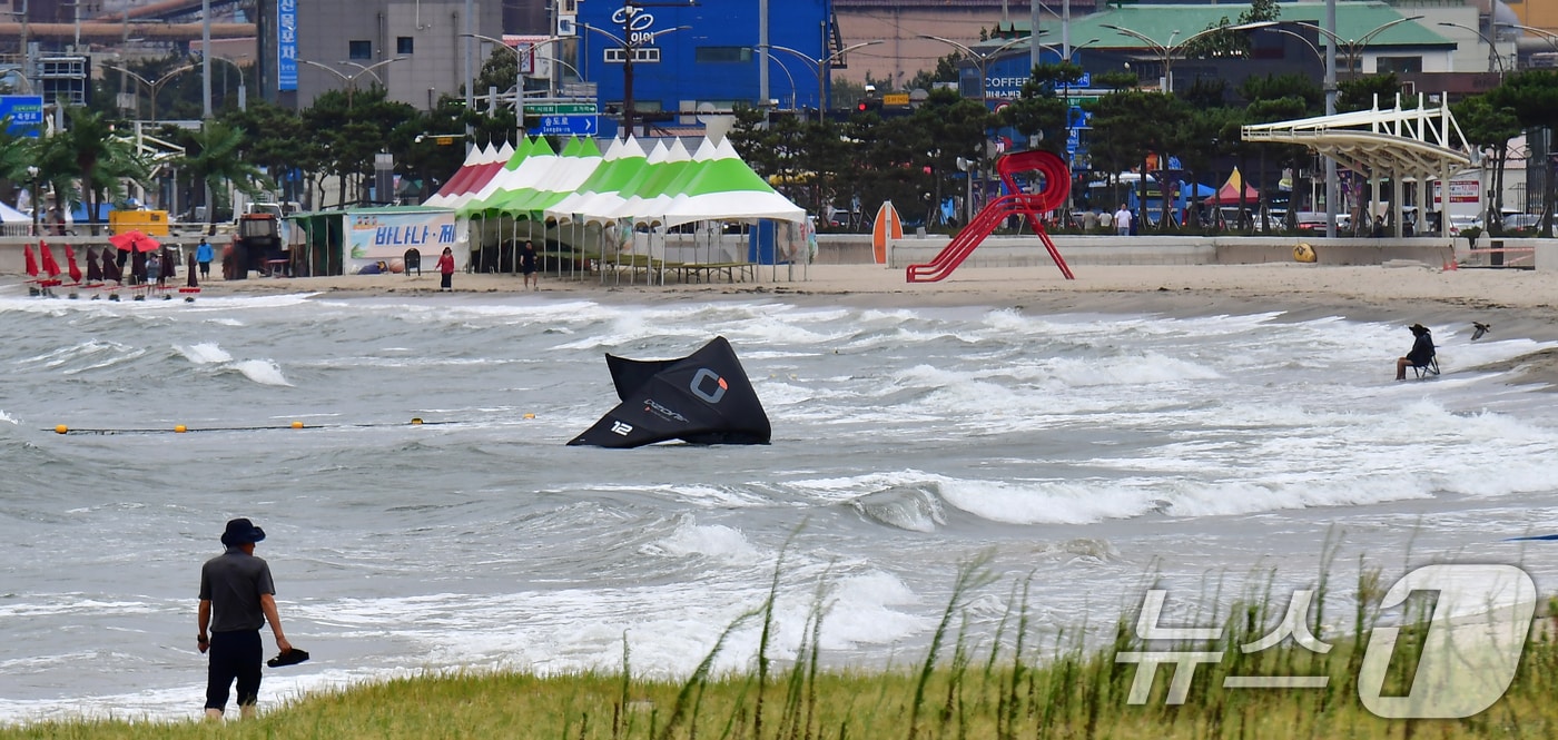 9일 경북 포항시 송도해수욕장 백사장으로 높은 파도가 밀려들고 있다. 2026.8.9 ⓒ 뉴스1 최창호 기자