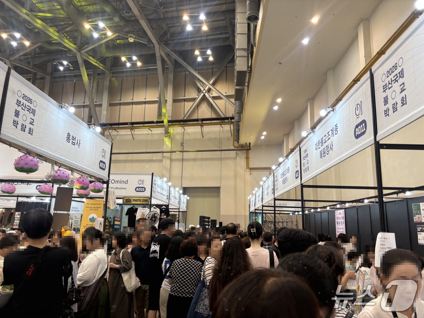 9일 낮 12시 부산 해운대구 벡스코에서 열린 '2026 부산국제불교박람회' 부스에는 방문객들로 북적이고 있다. 2026.08.09 ⓒ 뉴스1 박서현 기자