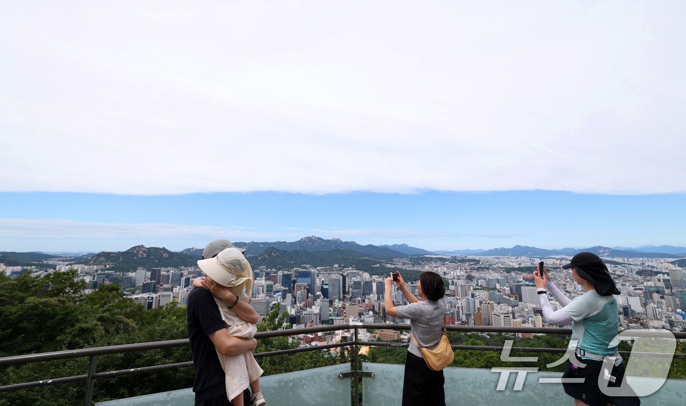 서울 남산에서 바라본 하늘에 구름이 끼어 흐린 모습을 보이고 있다. 2026.8.9 ⓒ 뉴스1 박세연 기자