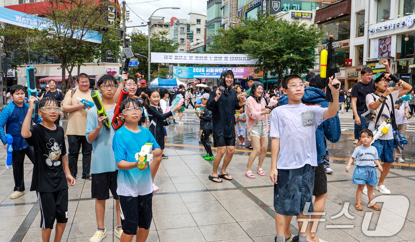 9일 서울 서대문구 신촌 연세로 일대에서 열린 '2026 서울 바캉스 페스티벌'을 찾은 어린이들이 물총을 쏘며 더위를 식히고 있다. 2026.8.9 ⓒ 뉴스1 이호윤 기자