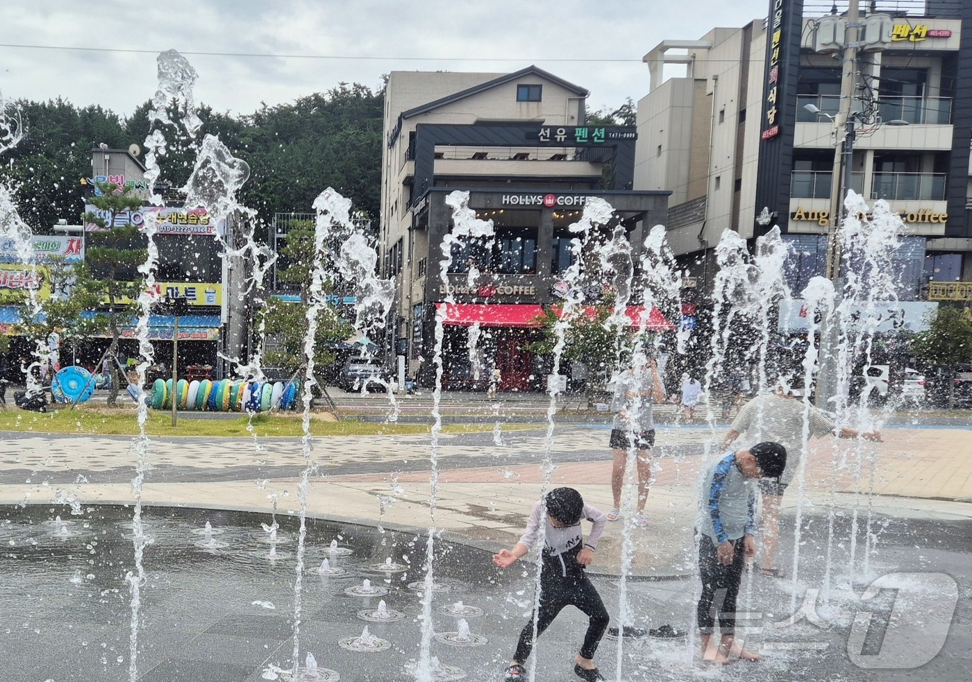 전북 군산 선유도해수욕장 광장 바닥분수에서 어린이들이 시원한 물줄기를 맞으며 더위를 식히고 있다.2026.9.9 ⓒ 뉴스1 강교현 기자