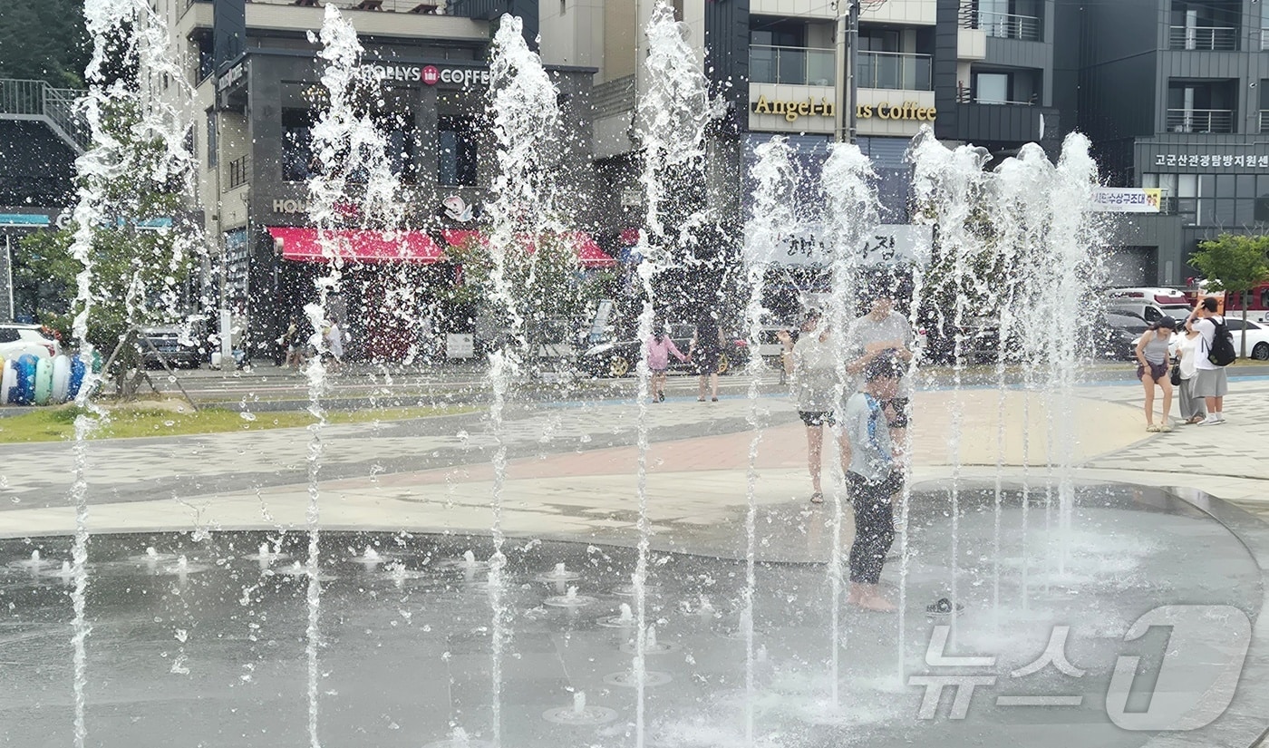 전북 군산 선유도해수욕장 광장 바닥분수에서 피서객들이 시원하게 뿜어져 나오는 물을 맞으며 더위를 식히고 있다. 2026.8.9 ⓒ 뉴스1 강교현 기자