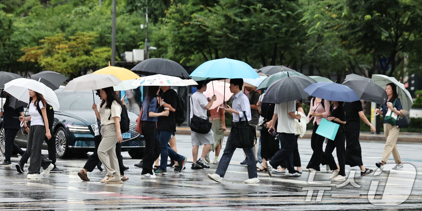 시민들이 우산을 쓴 채 발걸음을 옮기고 있다. (뉴스1 자료사진)