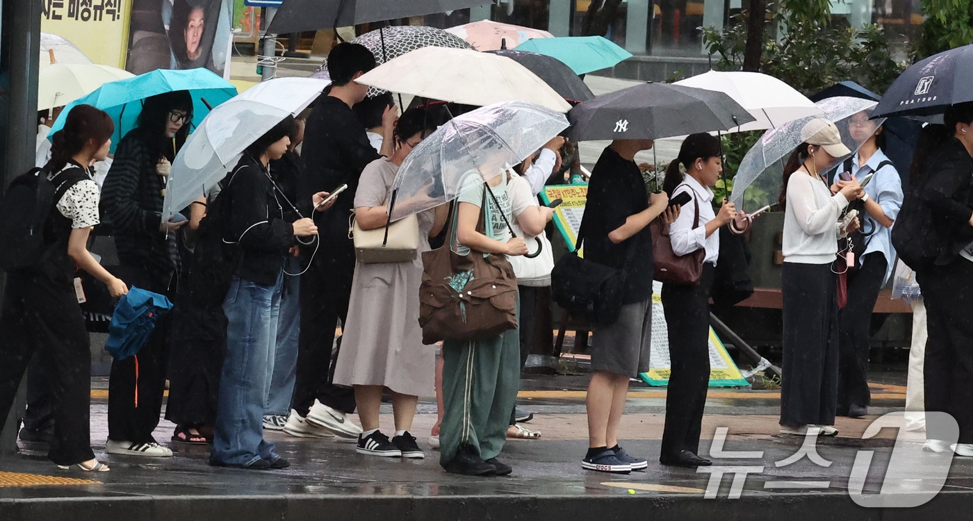 중부지방을 중심으로 돌풍을 동반한 비가 내린 1일 오전 서울 종로구 광화문광장 일대에서 시민들이 우산을 쓴 채 발걸음을 옮기고 있다. 기상청은 이날 서울과 경기 일부 지역에 5~40㎜의 비가 내릴 것으로 예보했다. 2026.9.1 ⓒ 뉴스1 이종수 기자