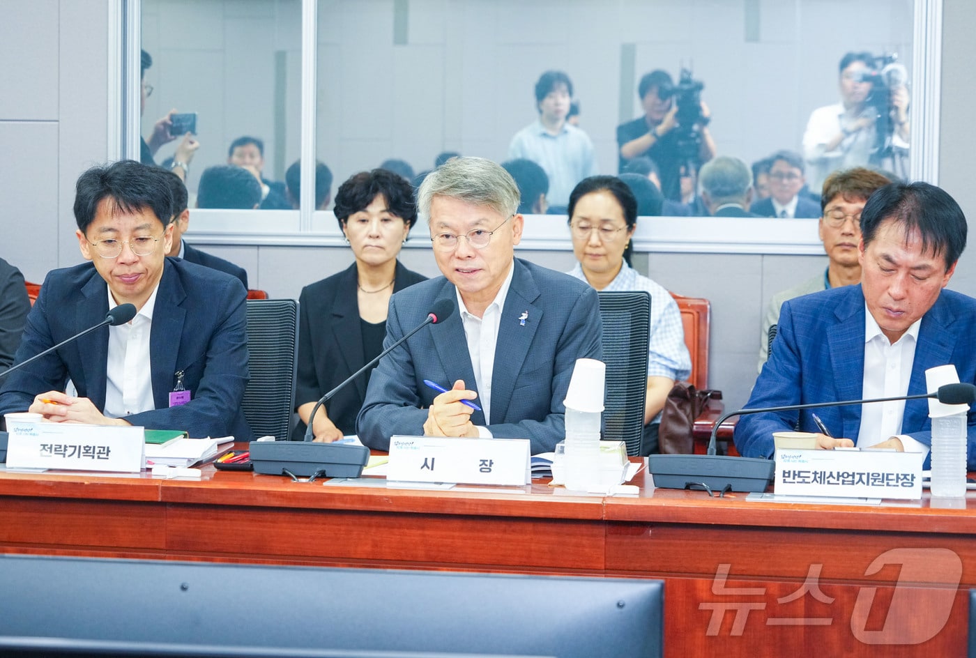 민형배 전남광주통합특별시장이 1일 오전 서울 국회의원회관에서 열린 ‘더불어민주당 전남광주통합특별시당-통합특별시 당정협의회’에 참석해 지역현안을 논의 하고 있다.(전남광주통합특별시 제공. 재판매 및 DB금지)