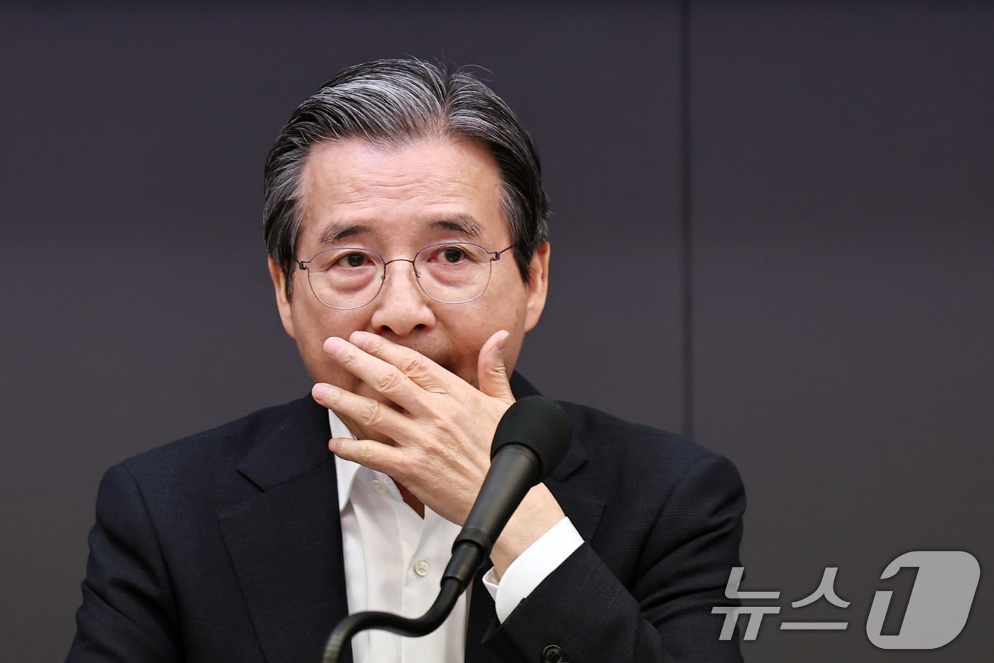 '親 가상자산' 기대했는데 남은 건 지분 규제...김용범 사퇴에 업계 '촉... - 뉴스 썸네일 이미지