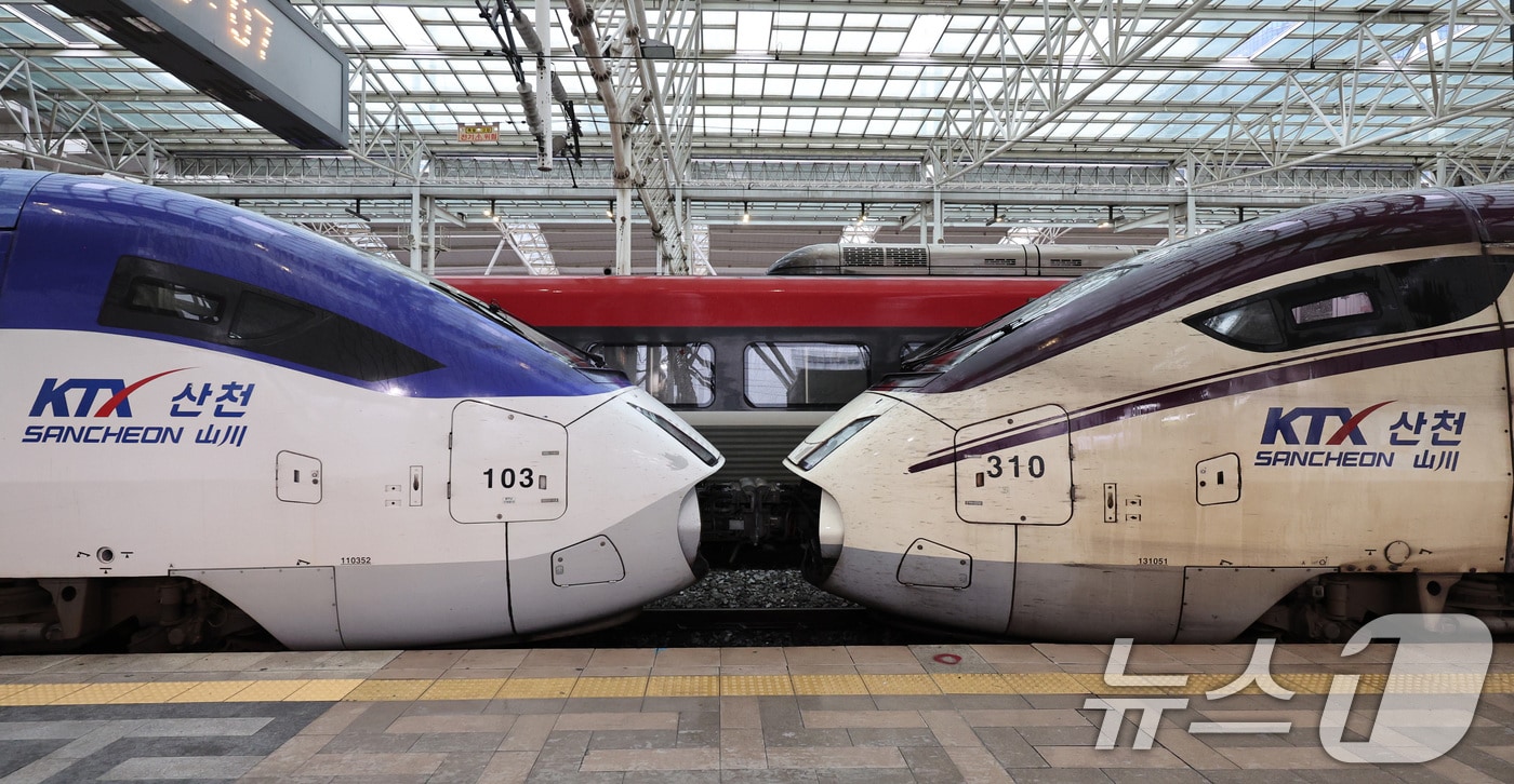 경주역 KTX 하부 패널 파손…승객 300명 불편