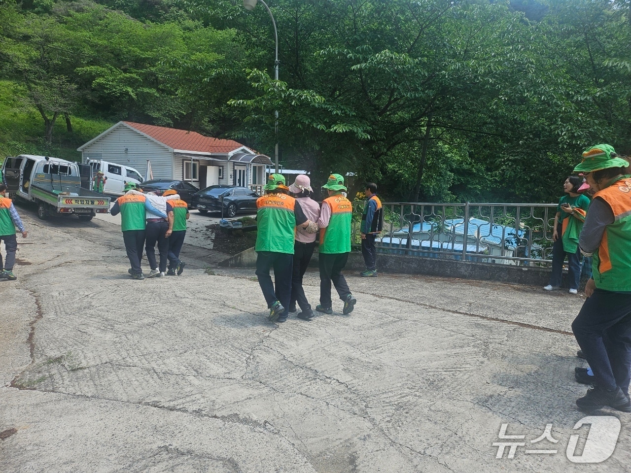 진주시의 산사태 발생 모의 대피 훈련 장면(진주시 제공. 재판매 및 DB금지).