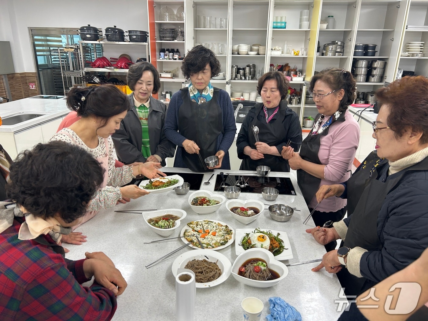 전북 임실군이 치즈축제를 앞두고 지역의 특색을 살린 향토음식 발굴과 먹거리 경쟁력 강화를 위한 실습교육을 추진한다. 사진은 지난해 실습교육.(임실군제공, 재판매 및 DB금지)2026.9.1/뉴스1
