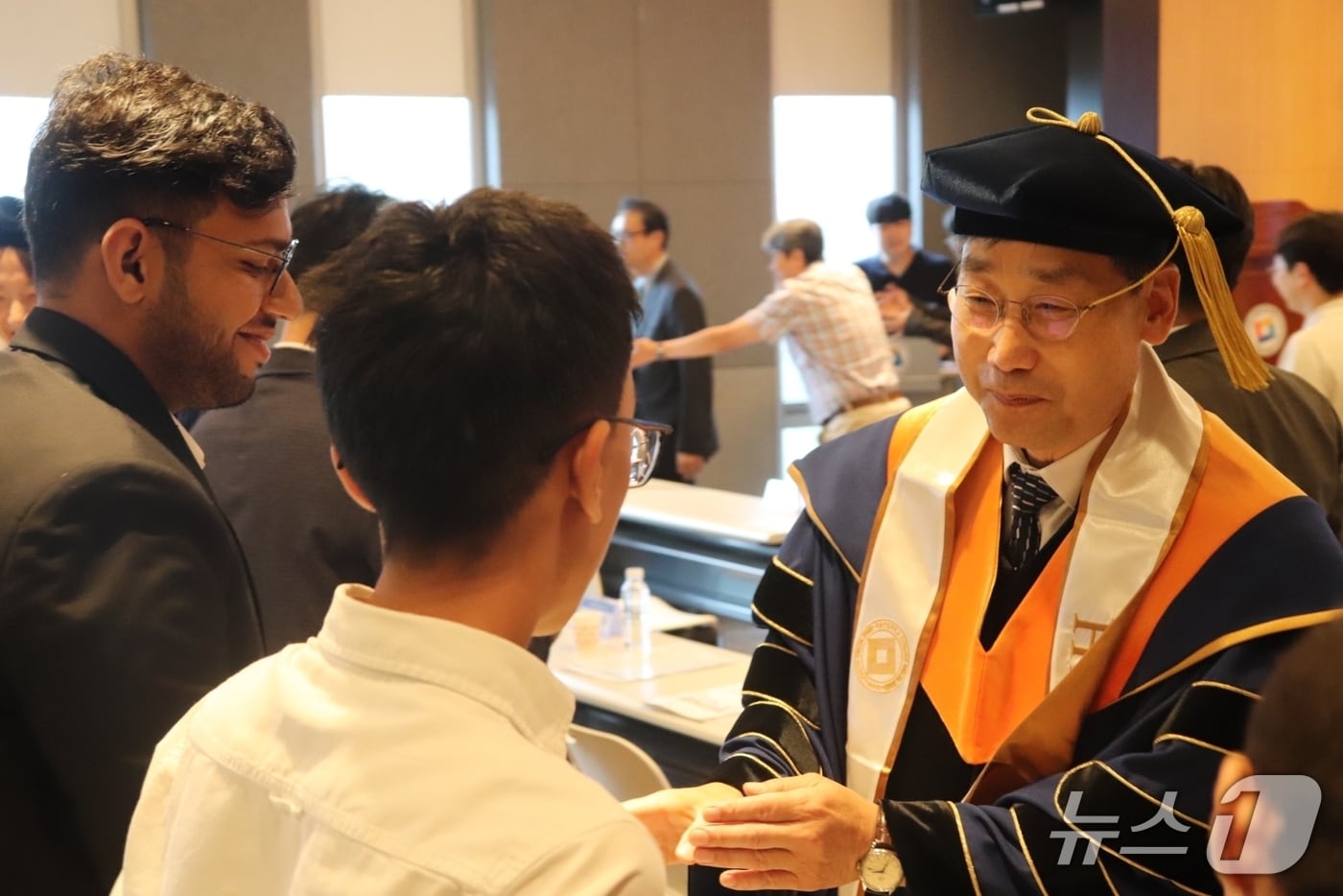 오용준 총장이 외국인 신입생들과 악수를 나누며 입학을 축하하고 있다.(국립한밭대학교 제공.재판매 및 DB금지)/뉴스1