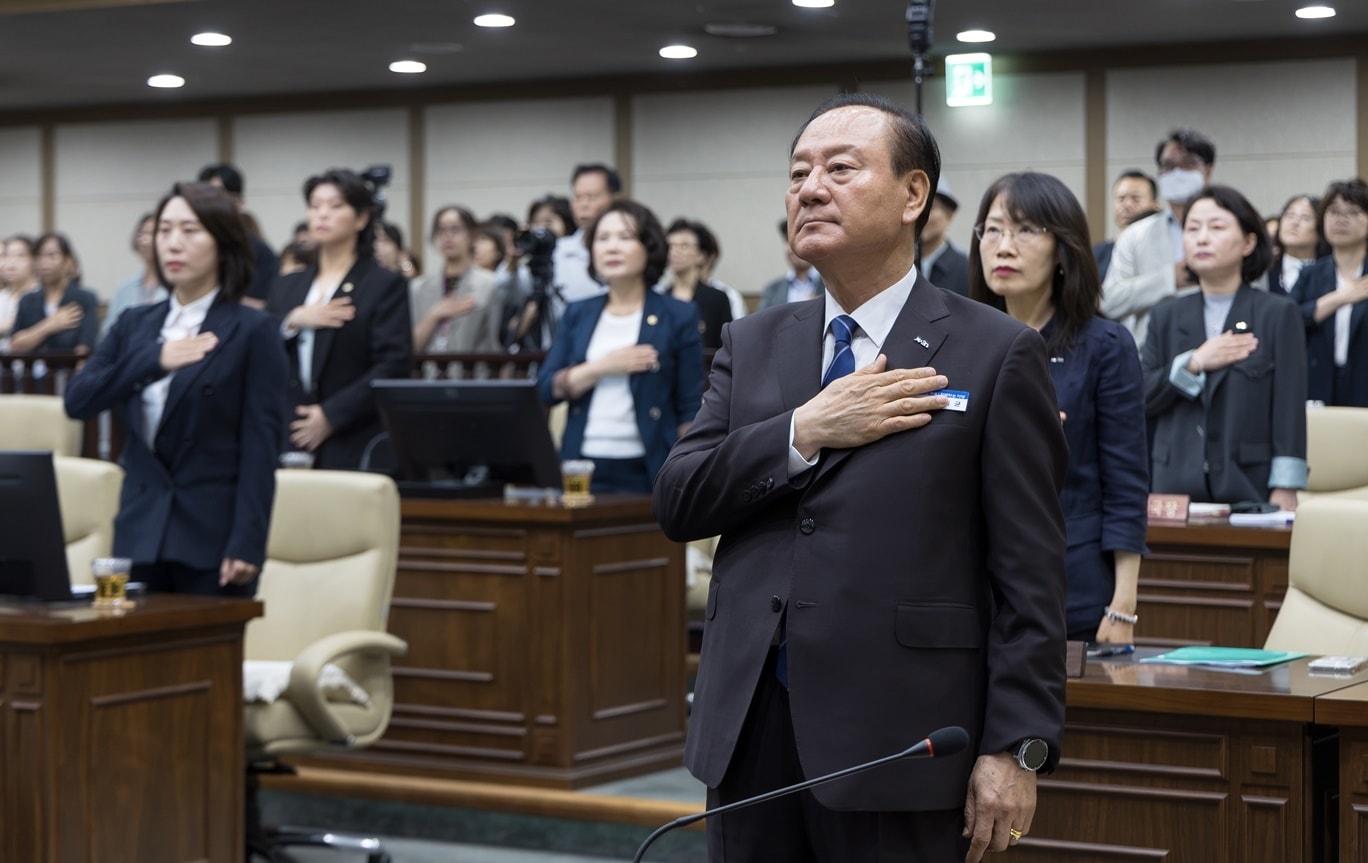 유동균 서울 마포구청장이 1일 마포구의회 본회의장에서 열린 제10대 마포구의회 첫 회기에 참석했다.(마포구 제공)