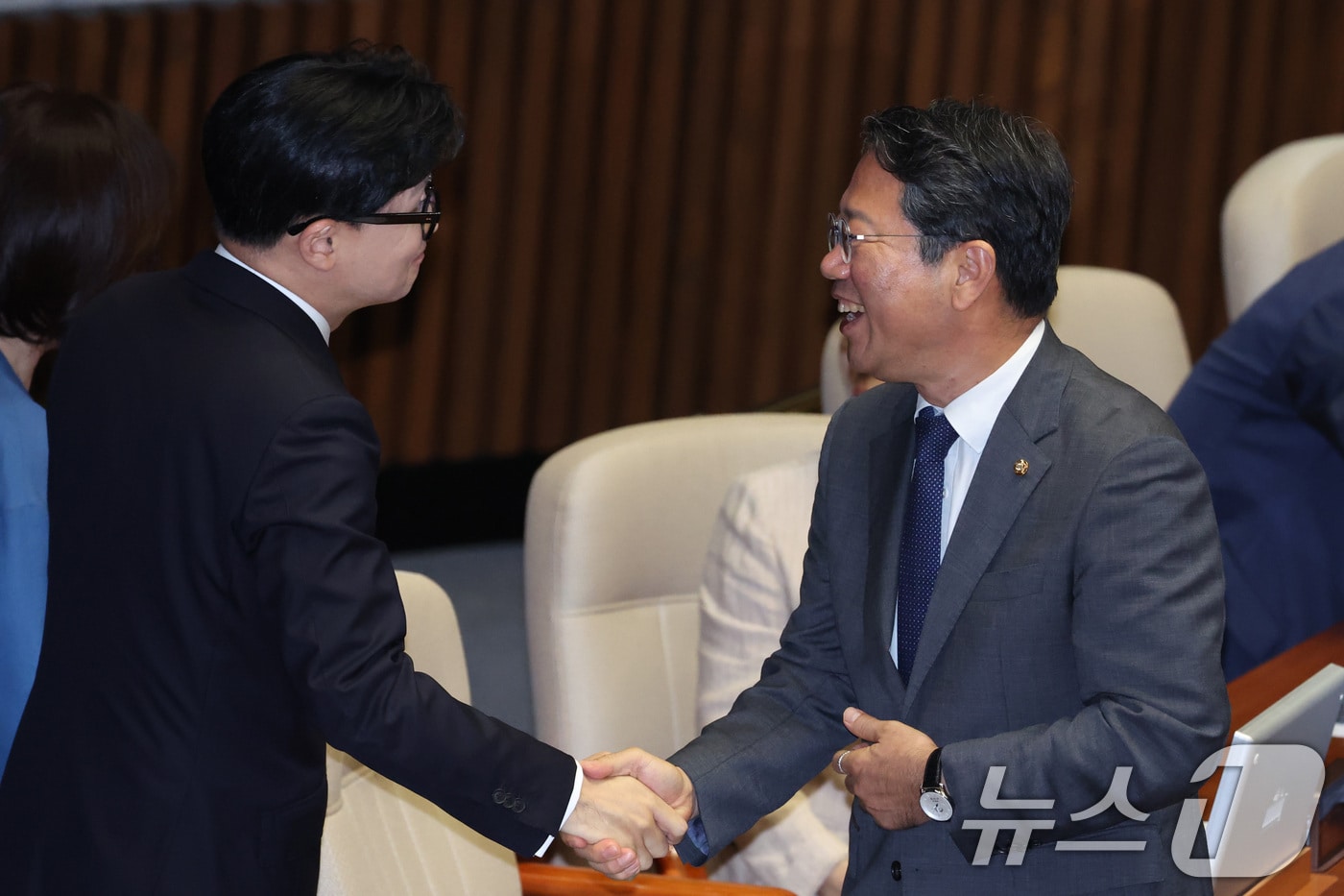 법무부 장관 후보인 김승원 더불어민주당 의원과 한동훈 무소속 의원이 1일 서울 여의도 국회에서 열린 제439회국회(정기회) 개회식에서 인사하고 있다. 2026.9.1 ⓒ 뉴스1 신웅수 기자