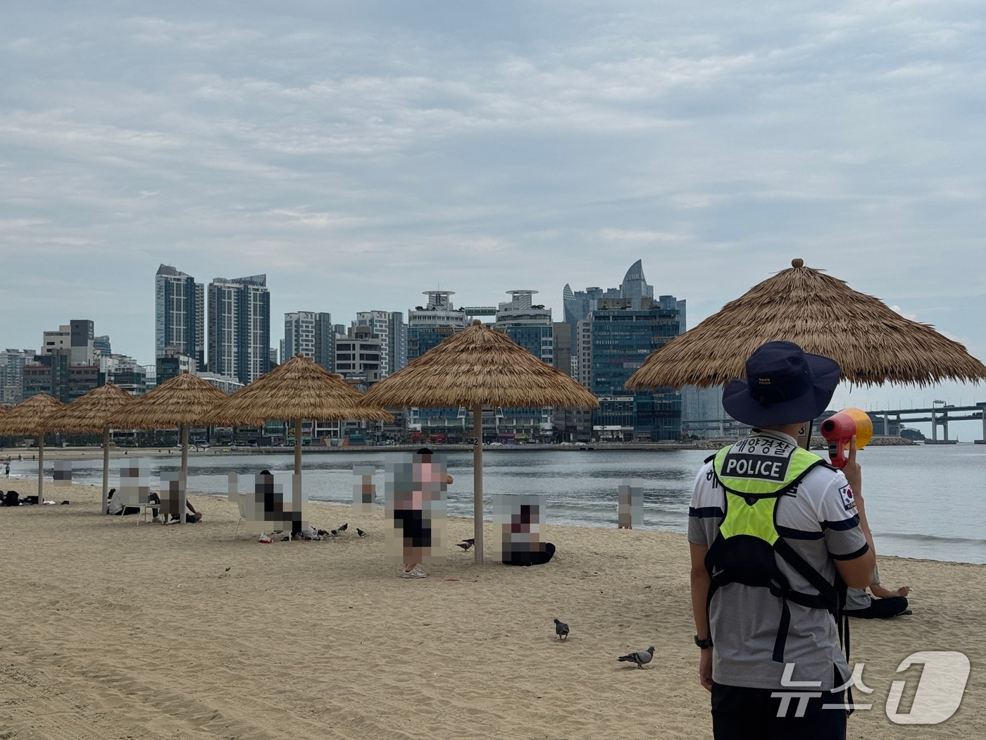 해경이 지난달 31일 폐장한 광안리해수욕장에서 안전관리를 하는 모습 (해경 제공. 재판매 및 DB금지)