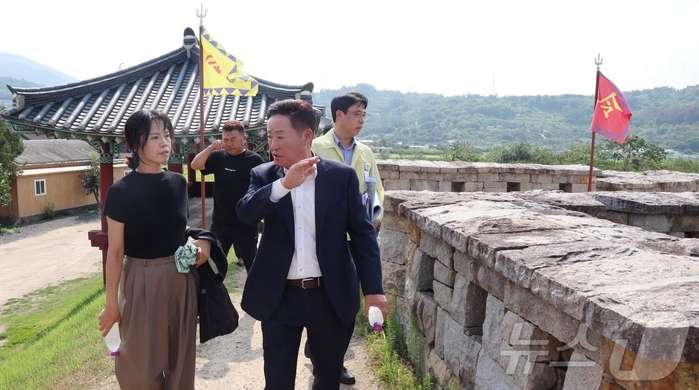 박권현 청도군수가 1일 청도읍성을 살펴보고 있다.(청도군 제공. 재판매 및 DB금지) ⓒ 뉴스1 정우용 기자