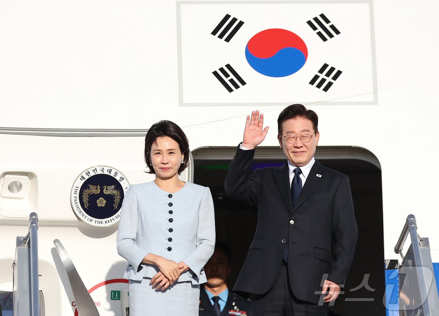 프랑스 국빈 방문 공식일정을 마치고 귀국하는 이재명 대통령과 김혜경 여사가 9일(현지시간) 파리 오를리 국제공항에서 한국행 공군 1호기에 올라 환송객에게 인사하고 있다. ⓒ 뉴스1 이재명 기자