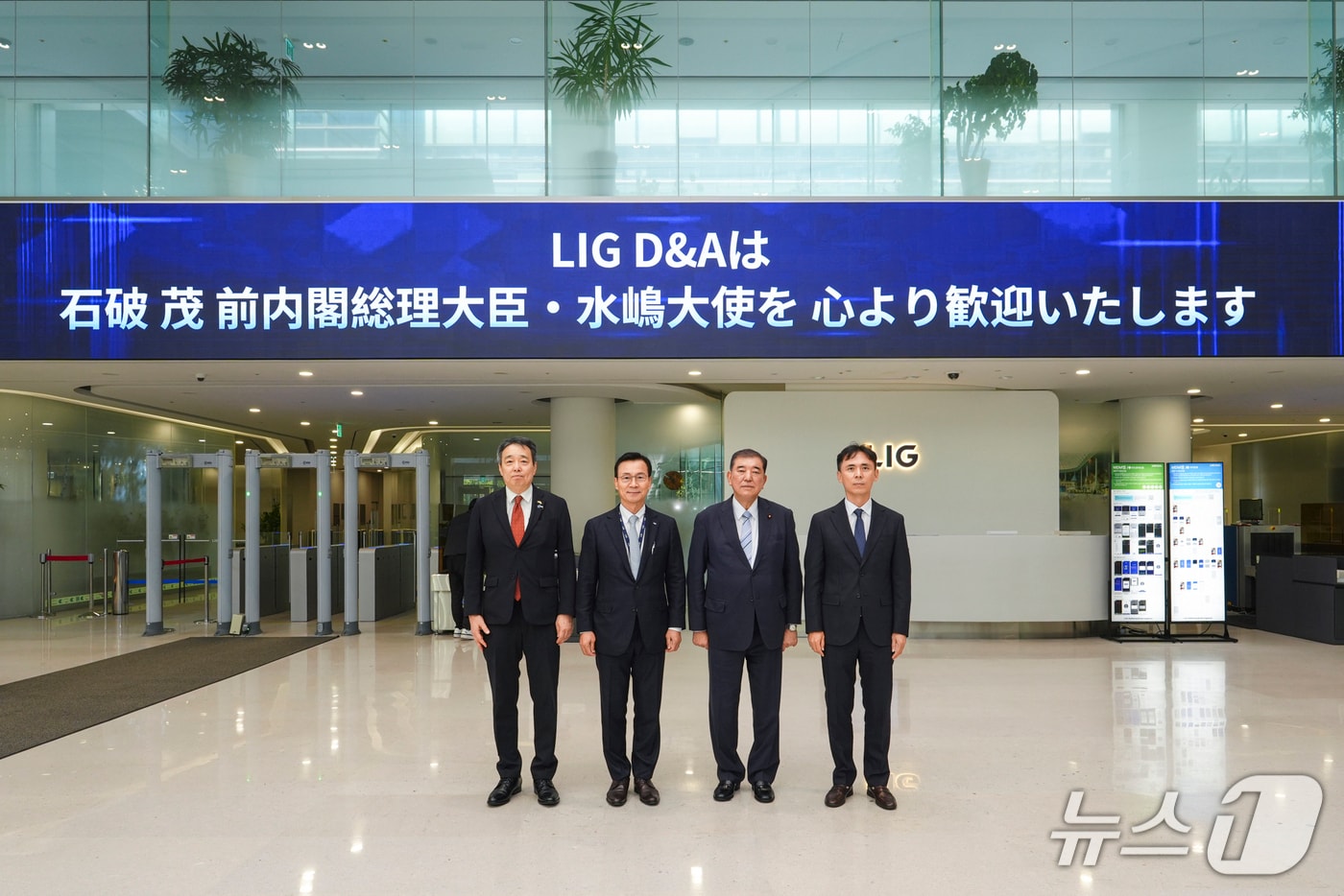 9일 LIG D&A 판교하우스에서 기념 사진을 촬영한 미즈시마 코이치 주한일본대사, 신익현 LIG D&A 대표이사, 이시바 시게루 전 일본 총리, 박종성 LIG D&A 미래전략부문장(LIG D&A 제공) 2026.9.10/뉴스1