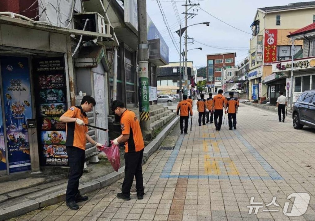제37회 경기도생활체육대축전을 이틀 앞둔 9일 가평군 거리에서 소방 대원들이 청소를 하고 있다.(가평군 제공. 재판매 및 DB 금지)/뉴스1