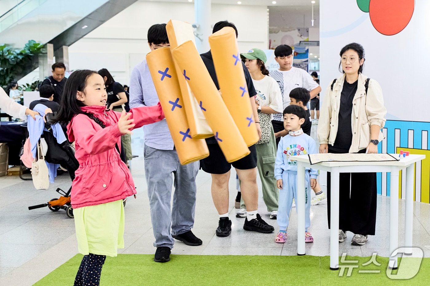 지난해 추석 연휴 국립부산과학관에서 진행된 체험행사에서 참가자들이 윷놀이를 하고 있다. (국립부산과학관 제공. 재판매 및 DB금지)