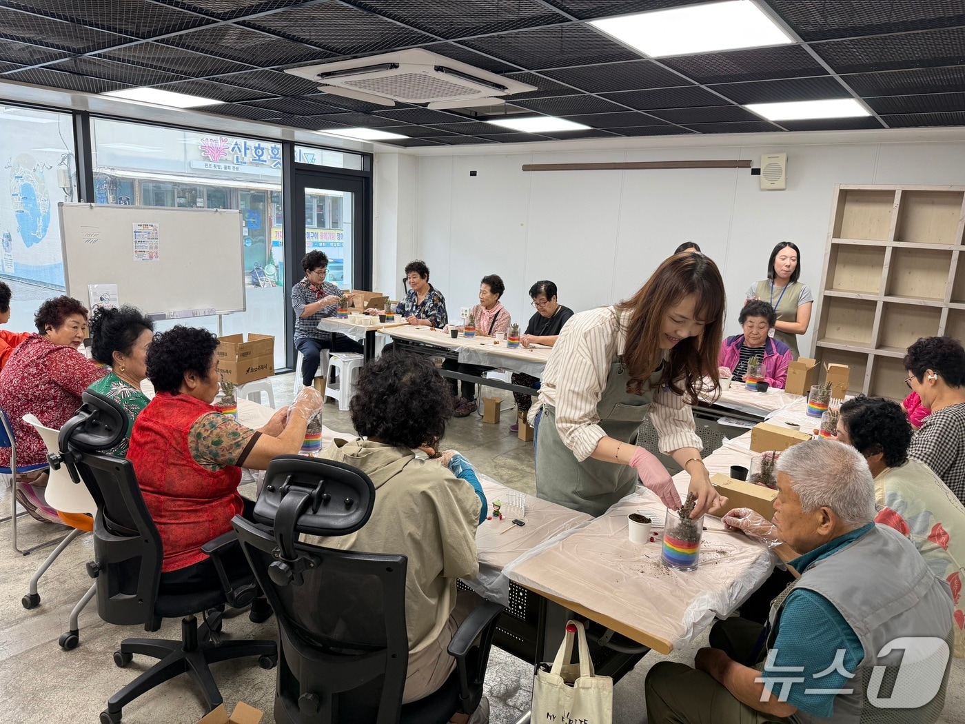 울산 동구 방어진활어센터 건강회복 지원 프로그램 운영 모습.(울산 동구 제공. 재판매 및 DB금지)/뉴스1
