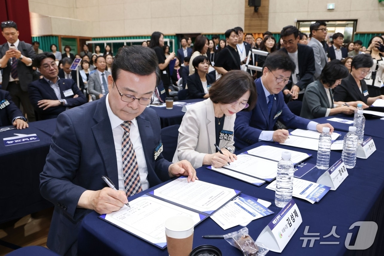 김성제 경기 의왕시장이 9일 오산시 원동초등학교에서 경기도교육청, 군포의왕교육지원청과 '2026년 벽깨기 협약'을 맺고 있다. (의왕시 제공. 재판매 및 DB 금지) 2026.9.10/뉴스1