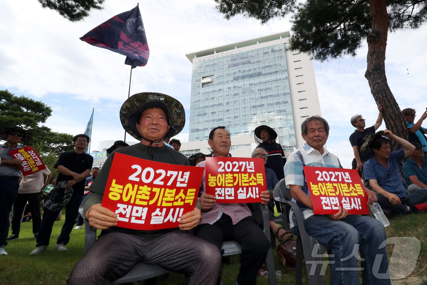 10일 오후 전남광주 서구 전남광주통합특별시 광주청사 앞에서 열린 9.10 농민대회에서 전국농민회총연맹 광주전남연맹 회원들이 농업 생존권 보장과 농가 대책 마련을 촉구하고 있다. 2026.9.10 ⓒ 뉴스1 조수민 기자
